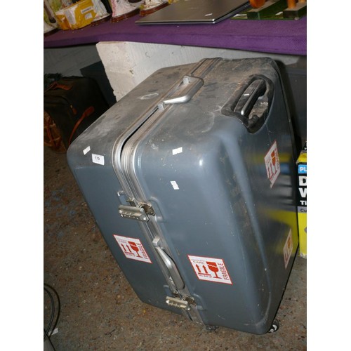 179 - large hard shell travel case on wheels