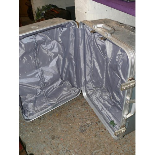 179 - large hard shell travel case on wheels