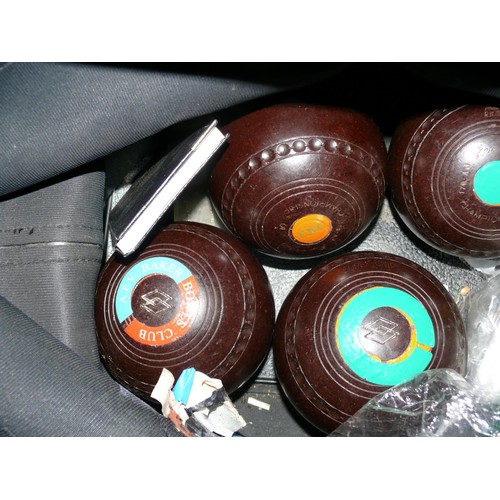 186 - Bowling bag and 4  bowls