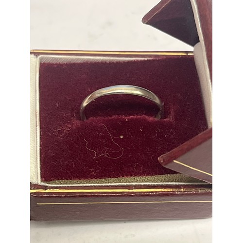 35 - A WEDDING BAND OF PLATINUM SIZE Q WEIGHT 2GR