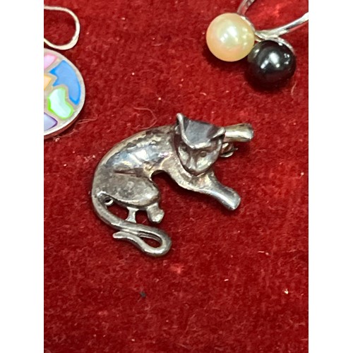 40 - A TRAY OF SOLID SILVER JEWELLERY PLUS AN ALL ENGLAND BRACELET