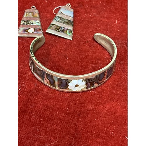 40 - A TRAY OF SOLID SILVER JEWELLERY PLUS AN ALL ENGLAND BRACELET