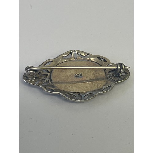 18 - a lovely silver brooch with a Jet stone