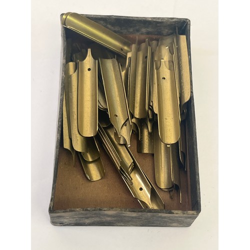 26 - A COLLECTION OF MIXED REPLACEMENT NIBS