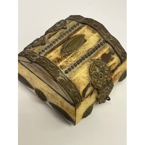 11 - A BURR WALNUT TRINKET BOX WITH SMALL HORN BOX  PLUS COSTUME JEWELS AND SOME SILVER COINS
