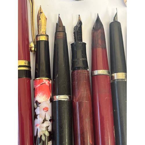 15 - A COLLECTION OF 10 FOUNTAIN PENS