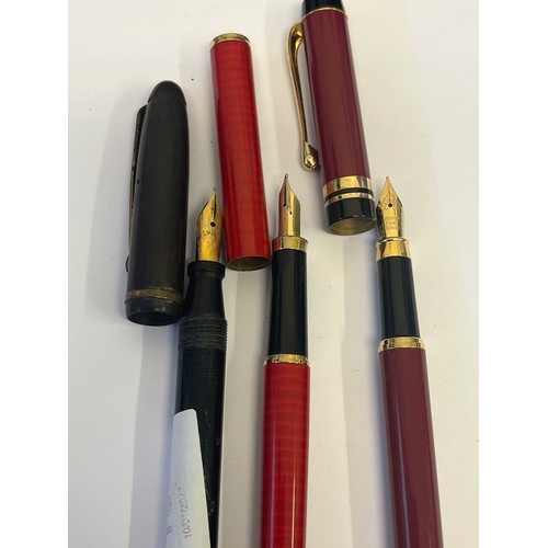 15 - A COLLECTION OF 10 FOUNTAIN PENS