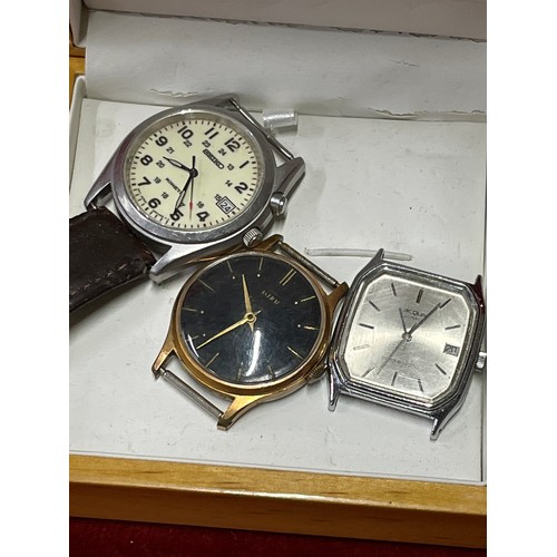 32 - 3 vintage gents watches, a mechanical one by Astral with black dial (working) and Acqua quartz & a S... 