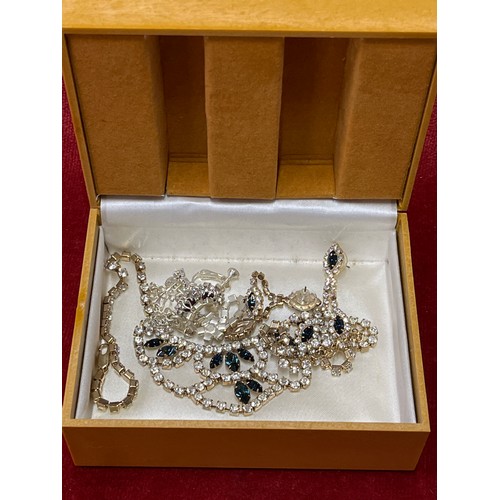 30 - Two parure jewellery sets including necklace & earrings with deep blue & clear crystals and bracelet... 