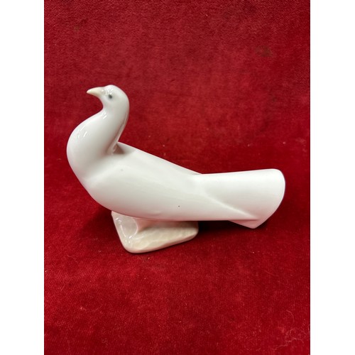 21 - Lladro Nao porcelain dove