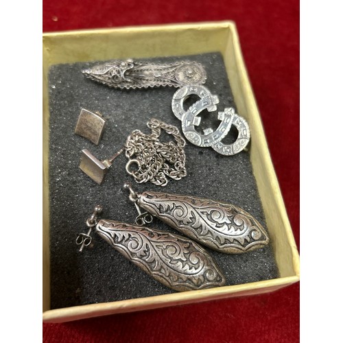 35 - Selection of vintage silver jewellery to include Victorian horseshoe brooch (birm hallmark af), silv... 