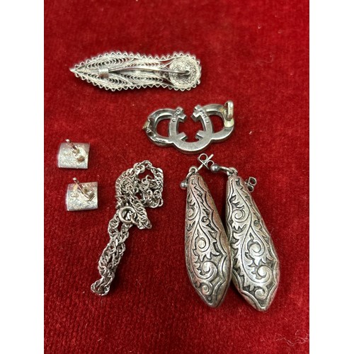 35 - Selection of vintage silver jewellery to include Victorian horseshoe brooch (birm hallmark af), silv... 