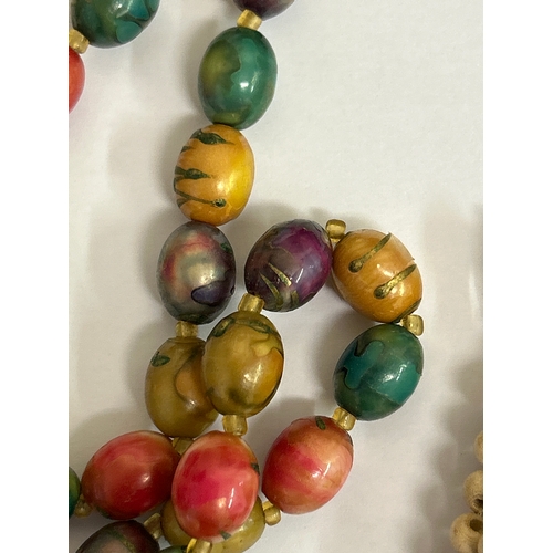 40 - A good selection of vintage costume jewellery to include an Art Deco long beaded necklace, a tigers ... 