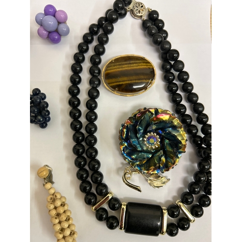 40 - A good selection of vintage costume jewellery to include an Art Deco long beaded necklace, a tigers ... 