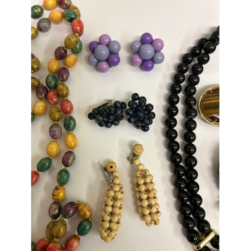 40 - A good selection of vintage costume jewellery to include an Art Deco long beaded necklace, a tigers ... 
