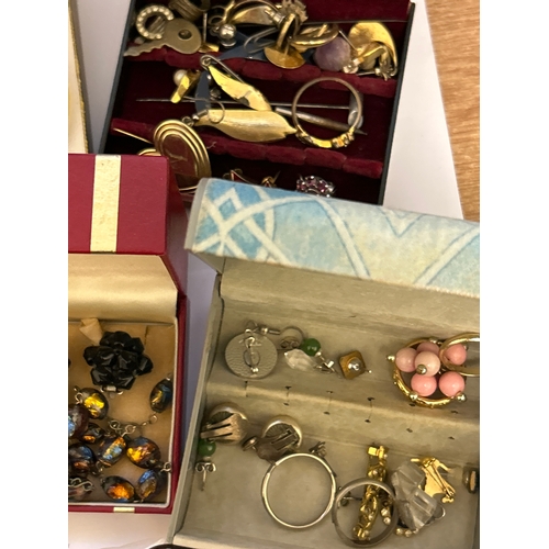 43 - A good selection of vintage costume jewellery with boxes, including earrings, gilt necklace, pin bad... 