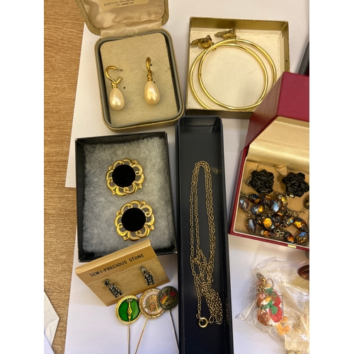 43 - A good selection of vintage costume jewellery with boxes, including earrings, gilt necklace, pin bad... 