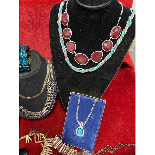 45 - A selection of stylish contemporary style costume jewellery to include necklaces and bracelets