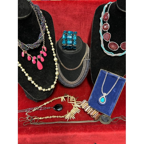 45 - A selection of stylish contemporary style costume jewellery to include necklaces and bracelets