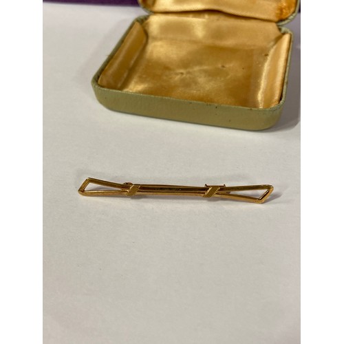 36 - A vintage 9ct gold bar brooch, 2.5 grams