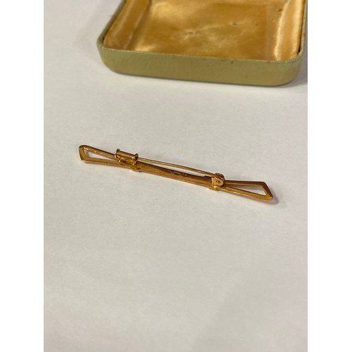 36 - A vintage 9ct gold bar brooch, 2.5 grams
