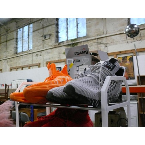 199 - Shoe rack with contents of 5 pairs of mens shoes size 42