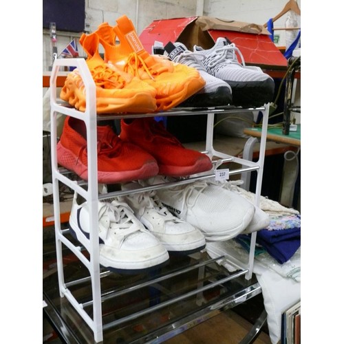 199 - Shoe rack with contents of 5 pairs of mens shoes size 42