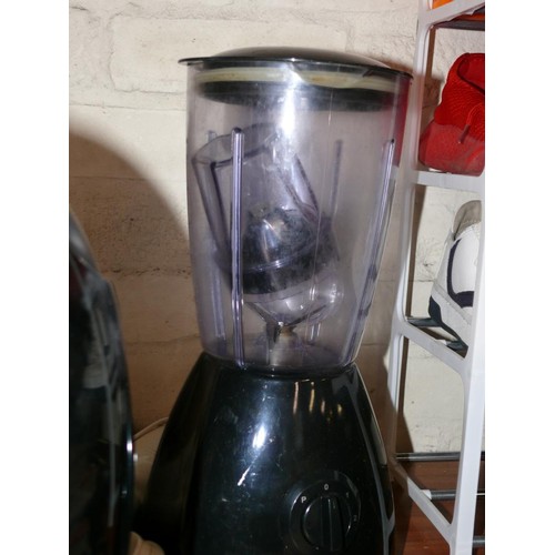 203 - Kitchenware lot to include a George Foreman grill, Nescafe Dolce Gusto coffee machine, Dunelm blende... 