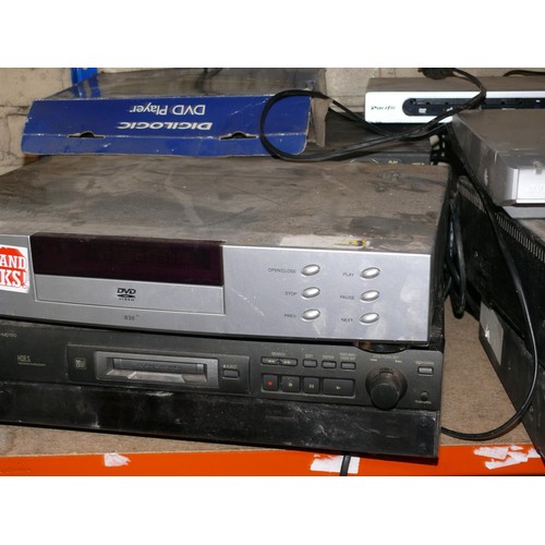 204 - Mixed lot of VHS, DVD and mini disc players