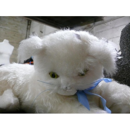 210 - Vintage white cat pyjama case