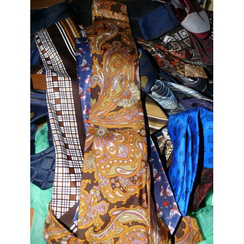 206 - Nice collection of retro ties, mostly silk