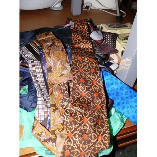 206 - Nice collection of retro ties, mostly silk