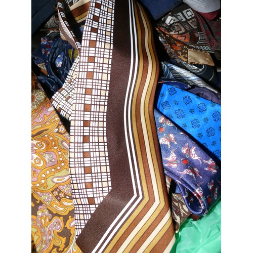206 - Nice collection of retro ties, mostly silk