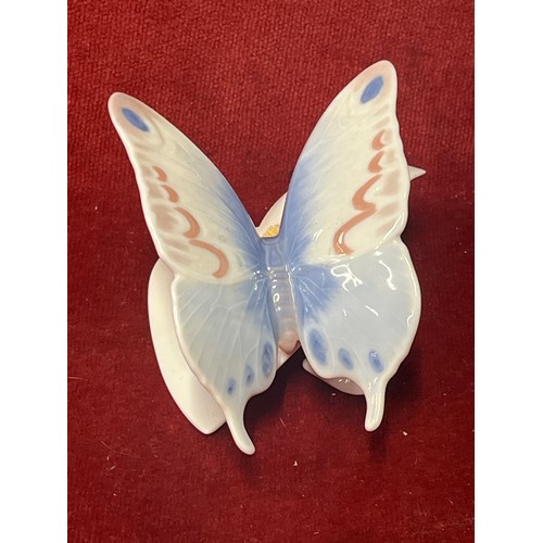 33 - A beautiful Lladro porcelain butterfly on a lily - scarce piece