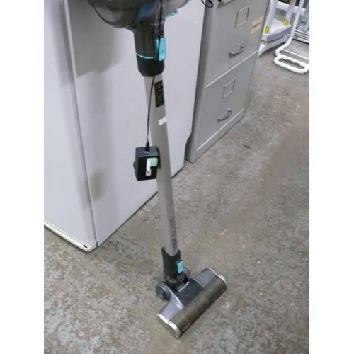 190 - Vax Blade 24V vacuum cleaner with charger