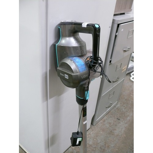 190 - Vax Blade 24V vacuum cleaner with charger