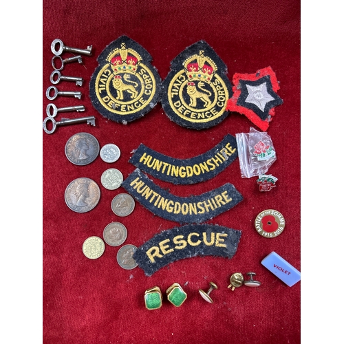 64 - Collector’s lot to include military cloth badges, vintage box or cabinet keys, coins, studs etc