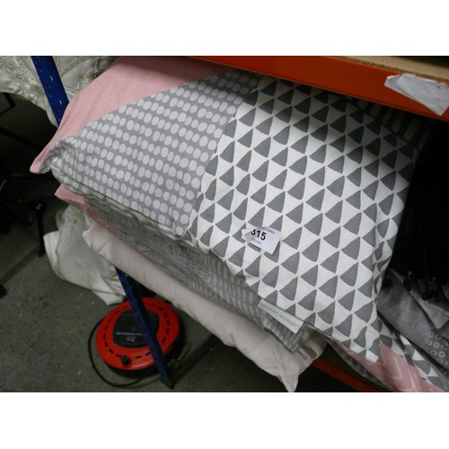 315 - Selection of bedding to include a duvet set by Catherine Lansfield