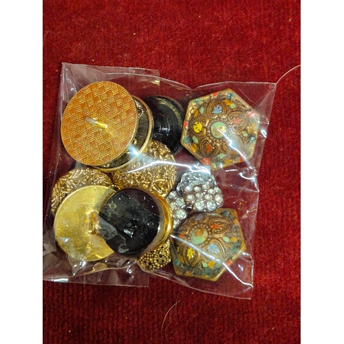 81 - Selection of novelty buttons, cats, parrots, butterflies, snails etc