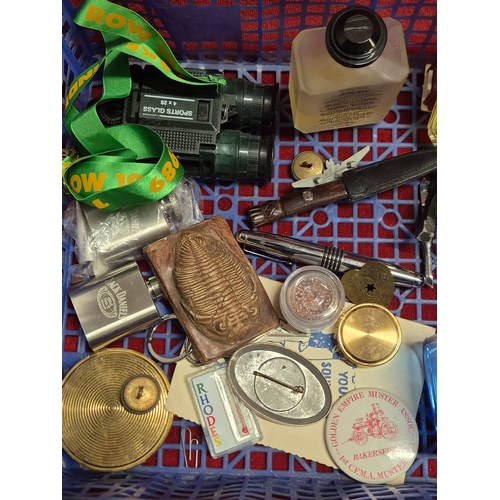 105 - Tray of mixed collectables to include a Corgi John Player Special car, small Jack Daniels hip flasks... 