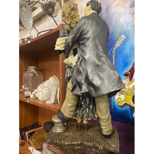 159 - This is a late 20th-century 'Romantic Moments' sculpture, depicting a couple in an embrace.