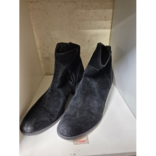 233 - Large quantity of Ladies shoes sizes 4/5/6/7 some never worn