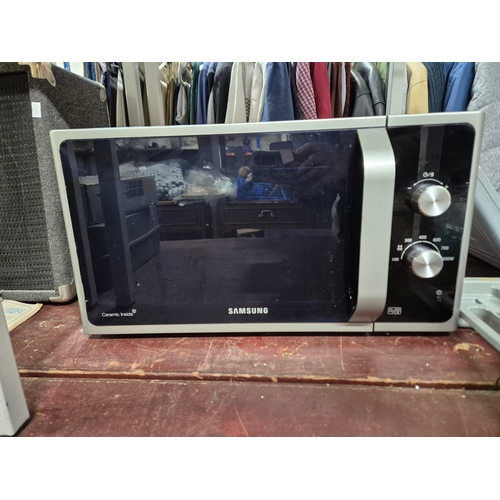 238 - Samsung 800w microwave oven