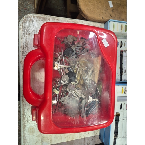 345 - Mixed lot to include jewellery, telescope, copper horns, keys etc