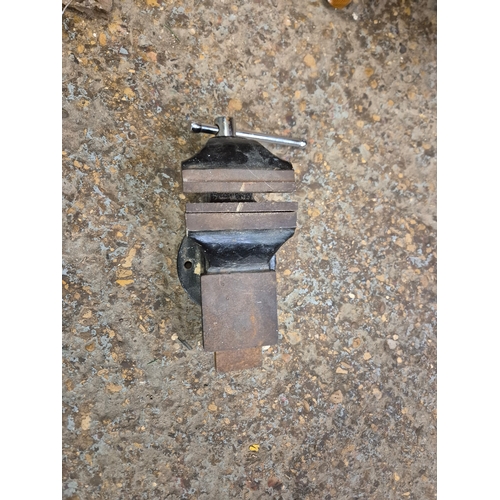 290 - Small bench vice
