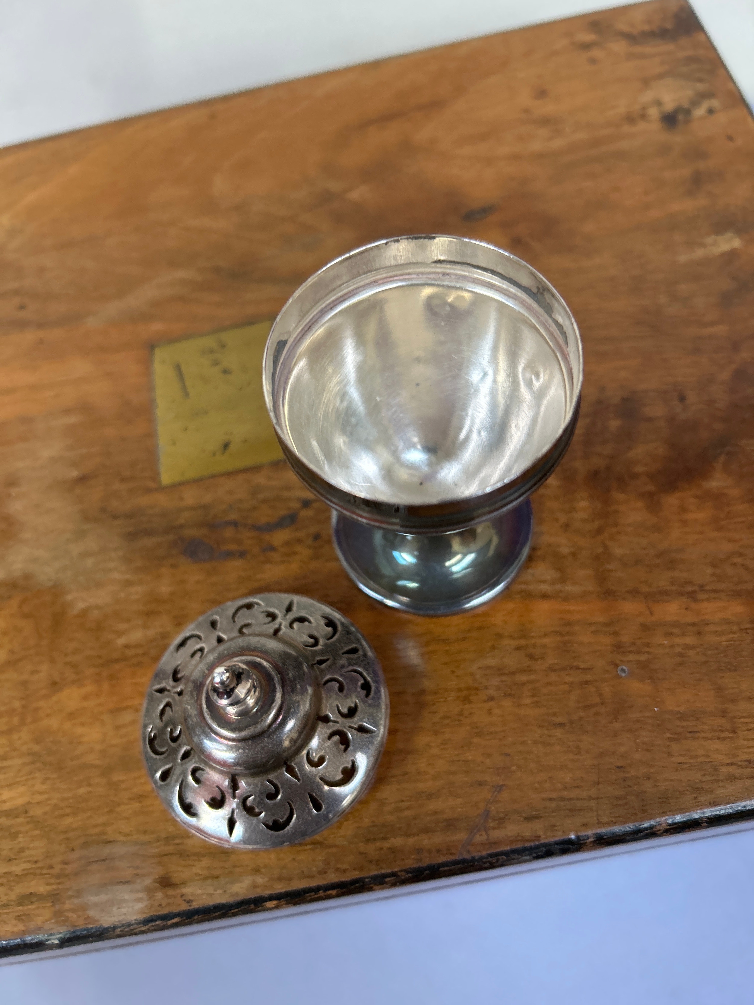 A Georgian silver urn shaped pounce pot with pierced grille to the lid ...