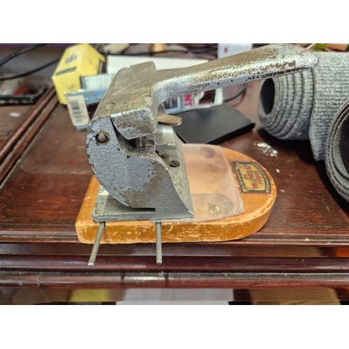 257 - Collection of stationery to include a Vintage hole punch, scientific calculator and a dual power cal... 