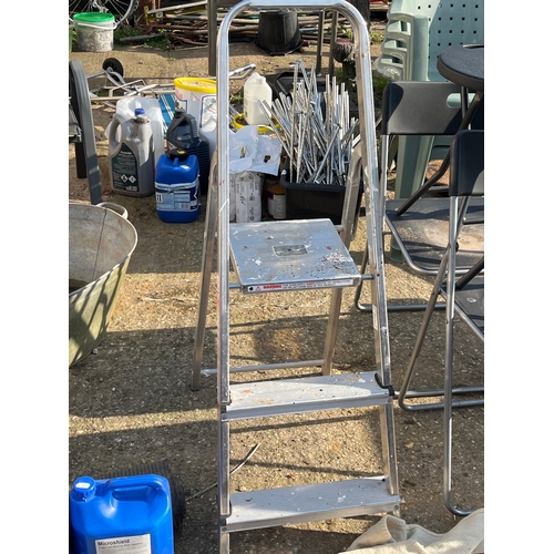 499 - 2 tread step ladder