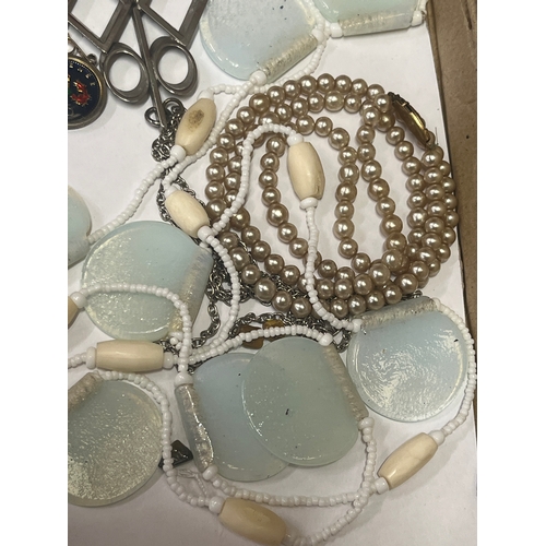 59 - Tray of fine vintage necklaces