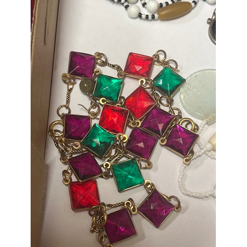 59 - Tray of fine vintage necklaces